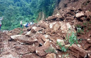 बाढीले अटोरिक्सा बगाउँदा दुईजना बेपत्ता, चालकको उद्धार