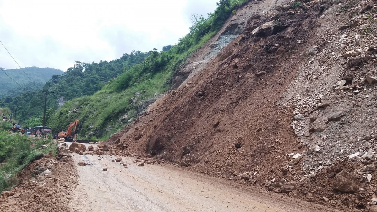 ठाउँठाउँमा पहिरो खस्दा कर्णाली करिडोर अवरुद्ध