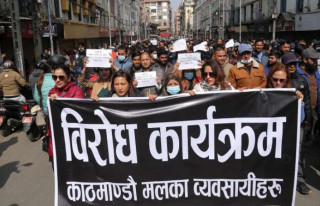 स्थानीयबासी र व्यापारीहरूद्वारा  काठमाडौं महानगरपालिकाको सवारी पार्किङ निषेधाज्ञाको विरोधमा दोस्रो दिन विरोध प्रदर्शन  