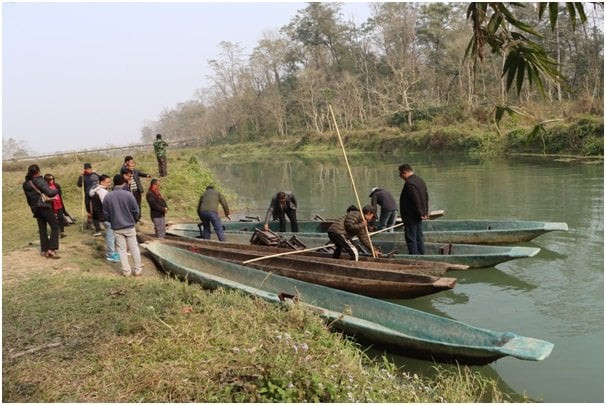 सौराहा आउने पर्यटकका रोजाइमा ढुङ्ग्रेखोलामा डुङ्गा शयर