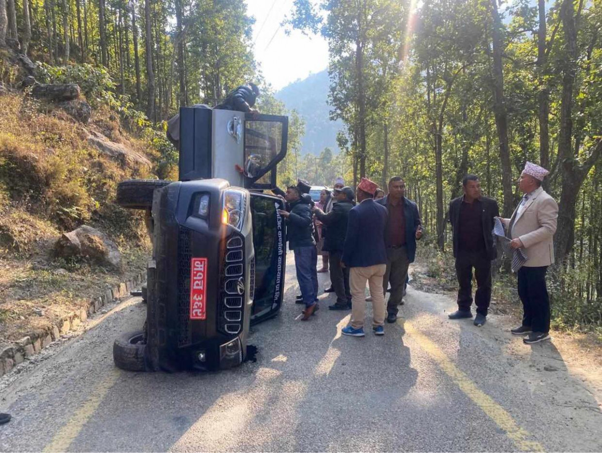 एमालेका महासचिव पोखरेल गम्भीर दुर्घटनाबाट जोगिएर राजधानीमा