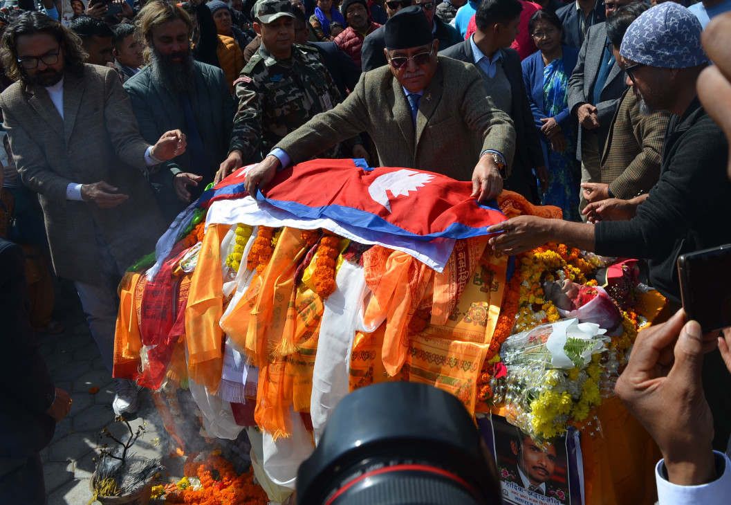 प्रधानमन्त्री प्रचण्डद्वारा   वरिष्ठ गायक तथा सङ्गीतकार भक्तराज  आचार्यको पार्थिव  शरीरमा राष्ट्रिय झण्डा ओढाएर सम्मान अर्पण