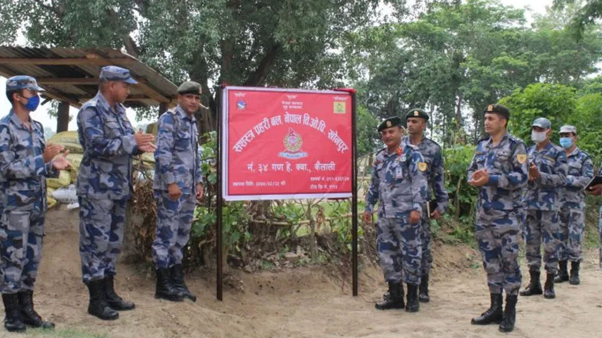 कैलाली सशस्त्र प्रहरीद्वारा चोरी पैठारी गरी ल्याउन खोजिएको लाखौँंको मालवस्तु नियन्त्रणमा लिई अनुसन्धानका लागि पठाइयो