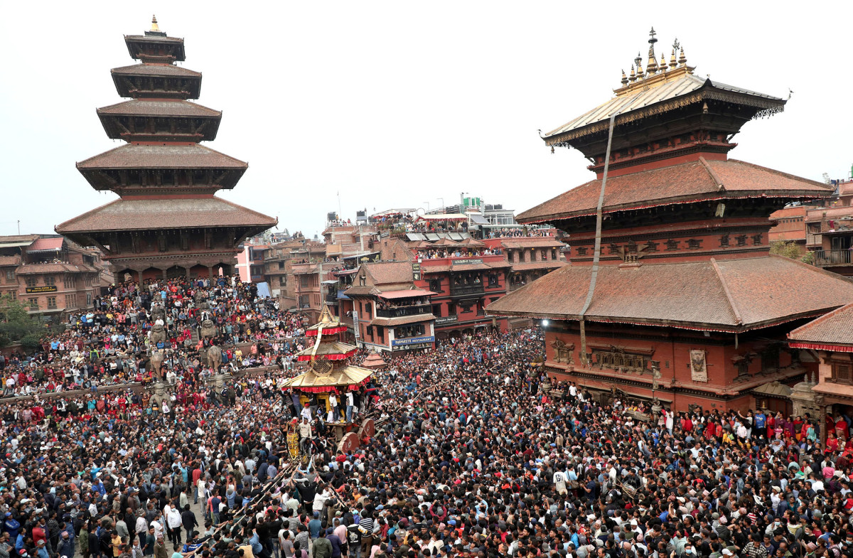 बिस्केटसहित भाँतिभाँतिका जात्रा हेर्न भक्तपुरमा हजारौँको भीड