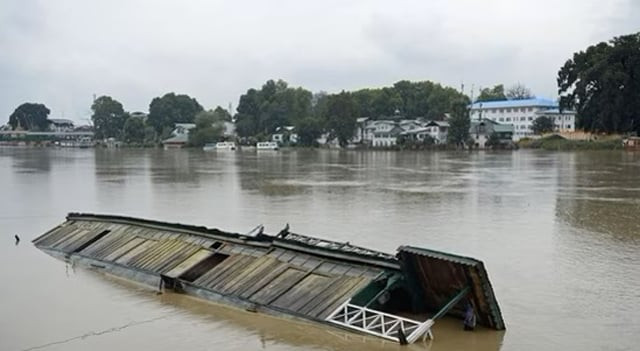 भारतीय काश्मिरमा डुङ्गा पल्टिँदा १५ जना बेपत्ता