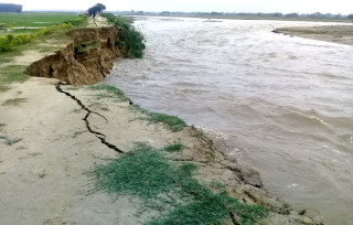 नदी कटानका कारण साँघुरिँदै बस्ती : जग्गा छैन तर कर तिर्दैछन् स्थानीयवासी