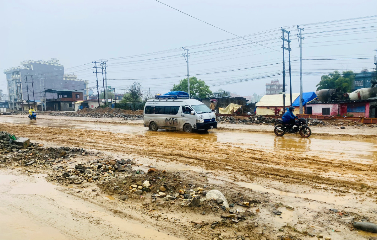 राजमार्गमा हिलो र धुलोले सास्ती