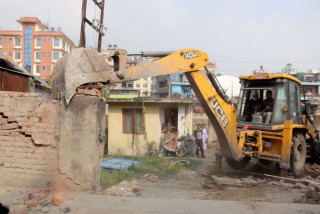 विष्णुमति करिडोर मिचेर निर्माण गरिएको संरचना भत्काइयो