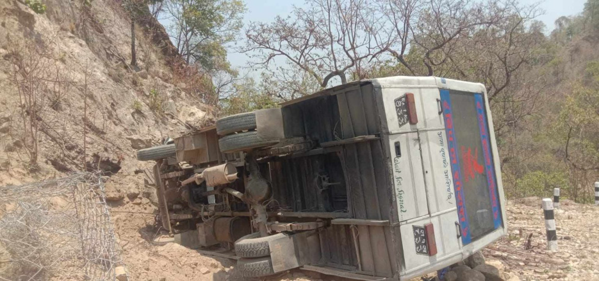 तिर्थयात्री बोकेको बस दाङमा दुर्घटना, २५ यात्रु घाइते