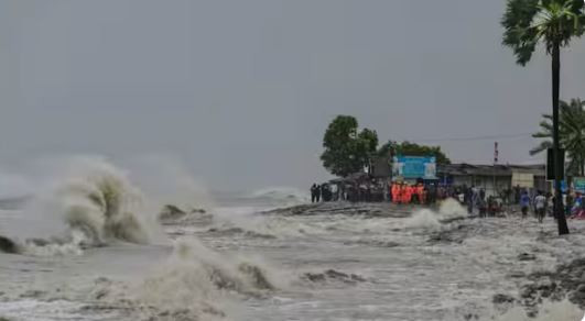 भारत र बङ्गलादेशमा गरी चक्रवातका कारण मृत्यु हुनेको सङ्ख्या ६५ पुग्यो