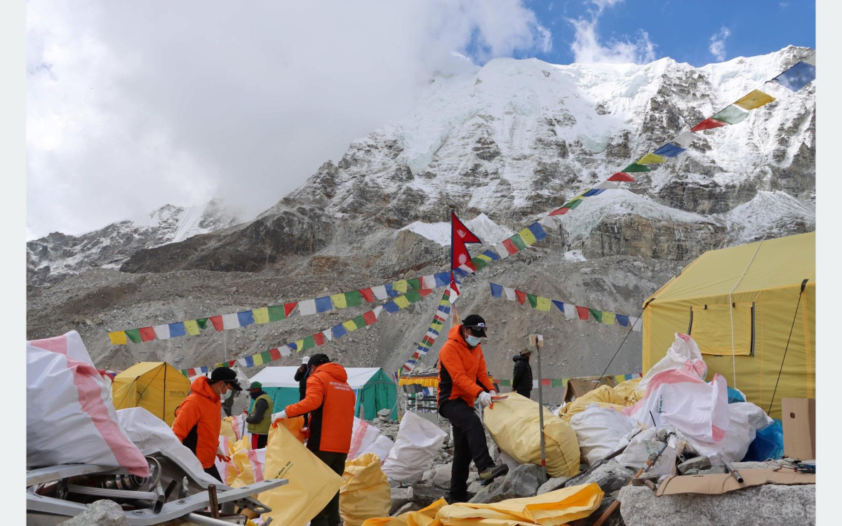 सफा हिमाल अभियान : पाँच वर्षमा एक सय आठ मेट्रिकटन फोहर र १२ शव झिकियो