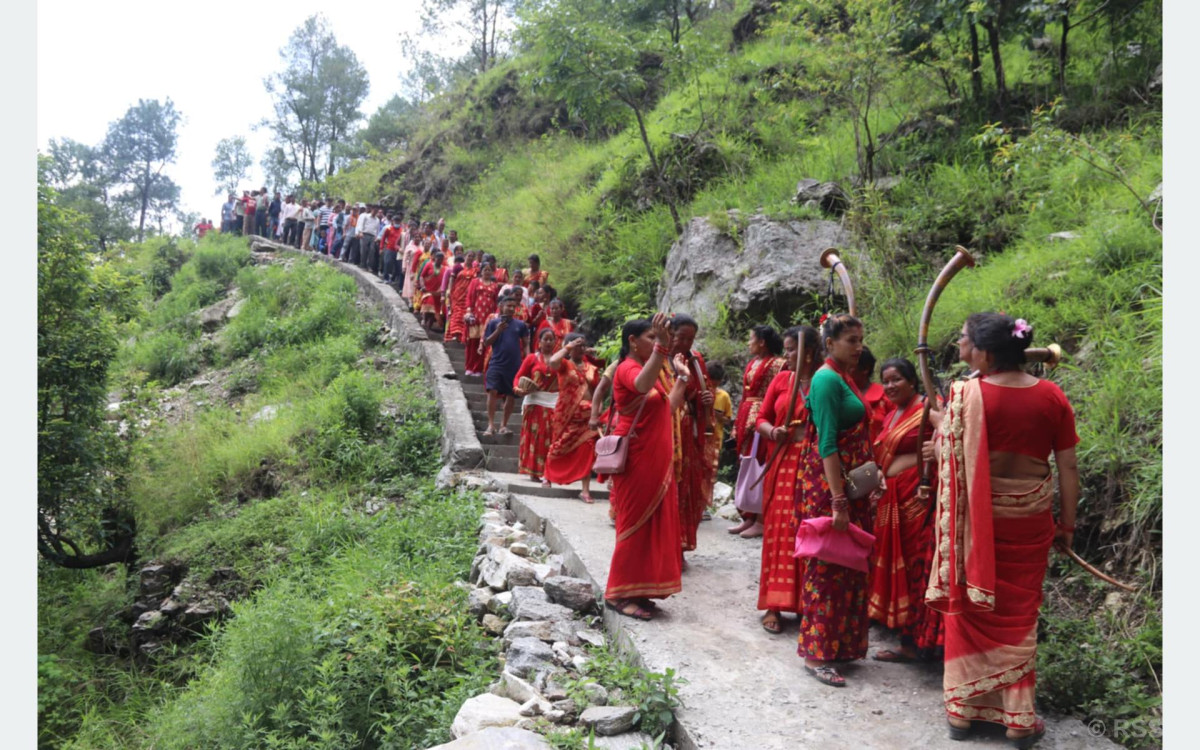 पदमार्ग निर्माणसँगै शिवपुरीको लौके झरनामा आन्तरिक पर्यटकको घुइँचो