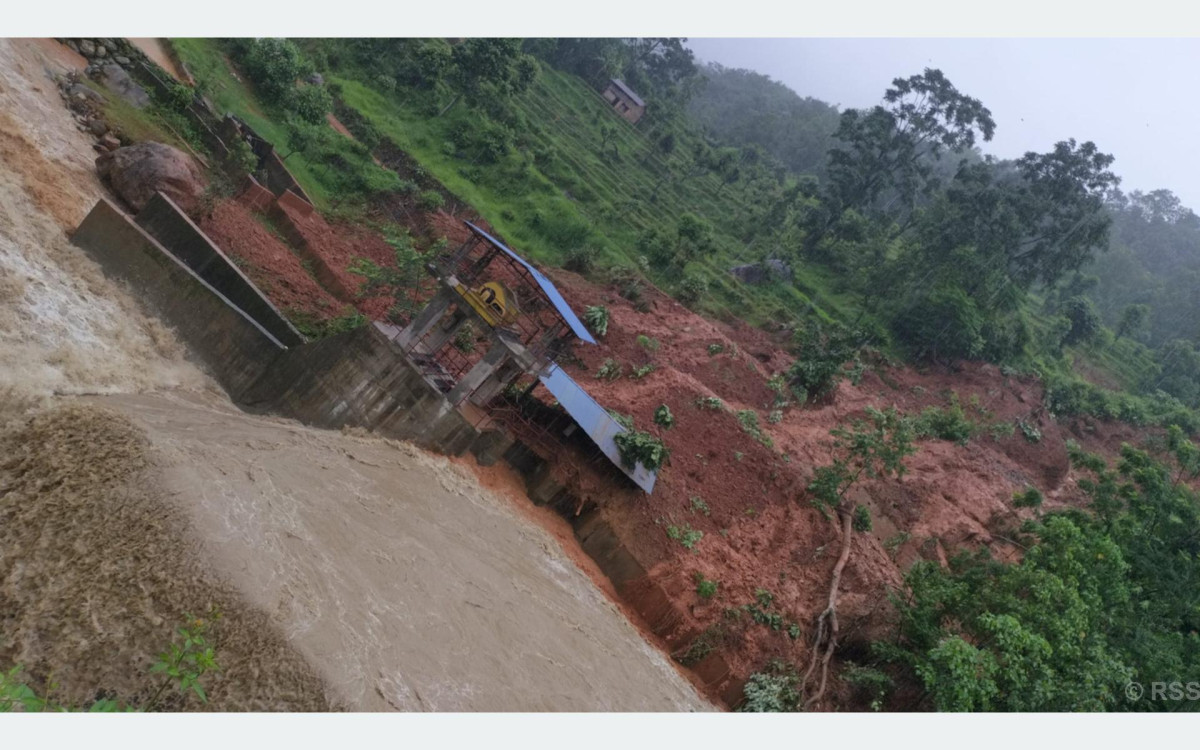 ठेउलेखोला जलविद्युत् आयोजनाको बाँध पुरियो, ग्रामीण सडक अवरुद्ध