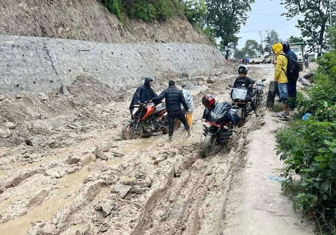 निरन्तरको वर्षाले अरनिको राजमार्ग पुनः अवरुद्ध