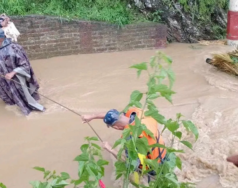 बाढीमा फसेका स्वास्थ्यकर्मीको सकुशल उद्धार