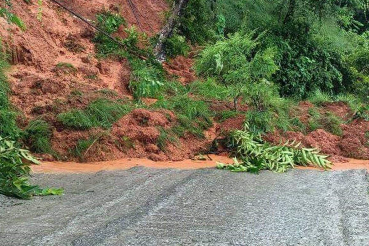 मौवाखोलामा पहिरो खस्दा पृथ्वी राजमार्ग अवरुद्ध