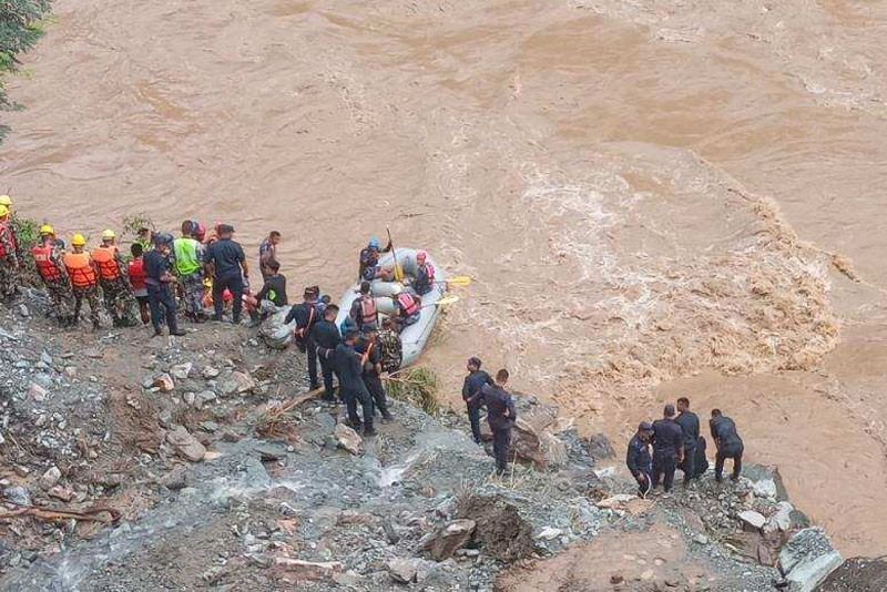 बस पहिरोमा परेपछि पर्सामा रहेका आफन्त चिन्तित