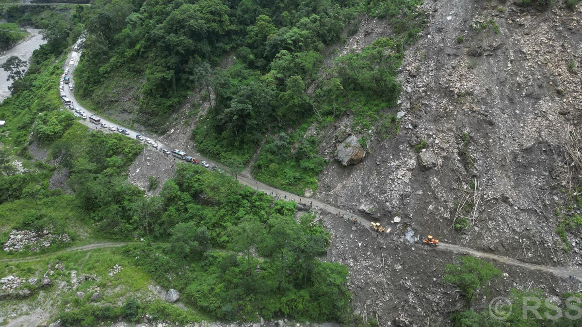 बेनी–जोमसोम सडकको म्याग्दी खण्डमा पहिराले यातायात प्रभावित