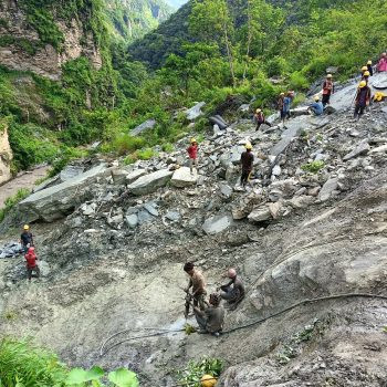 बेनी–जोमसोम सडकः बैसरीको भिरमा पहिरो रोकथाम गर्न ‘रक एङ्करिङ’