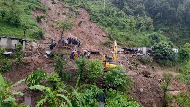 पहिरोमा पुरिएर एकै परिवारका तीनजनाको मृत्यु