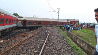 भारतको पूर्वी राज्य झारखण्डमा  रेल दुर्घटना दुई जनाको मृत्यु, २० घाइते