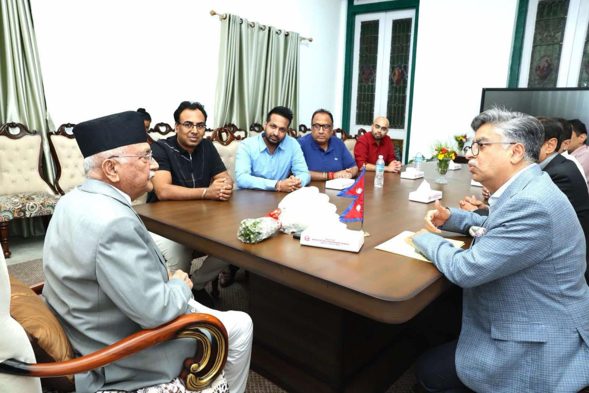 businessment meet pm oli1.jpeg