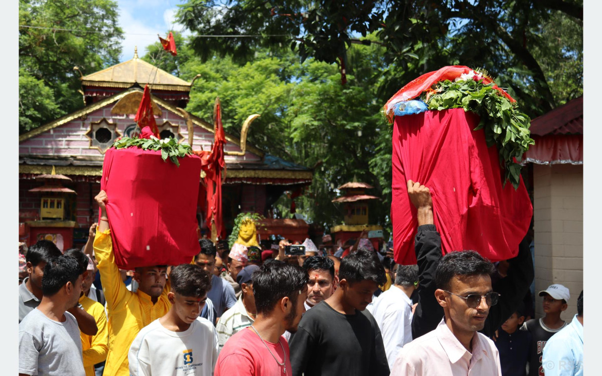 डोटीबाट सरकारी पूजा सामग्रीसहितको टोली बडिमालिका प्रस्थान