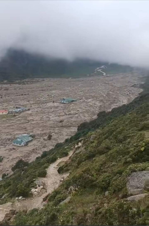 सोलुखुम्बुको थामेमा भीषण बाढी