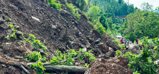 नागढुङ्गा नजिक पहिरो खस्यो, यातायात सेवा अवरुद्ध