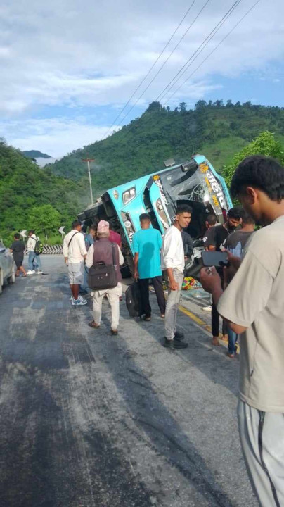 यात्रुवाहक बस दुर्घटना हुँदा १५ जना घाइते