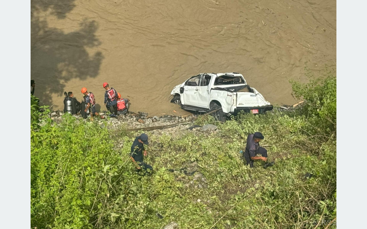 सुनकोसीमा खसेको गाडी भेटियो, नदीमा बेपत्ता तीनजनाको खोजी जारी