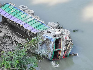 तेल बोकेको ट्रक त्रिशूलीमा खस्यो