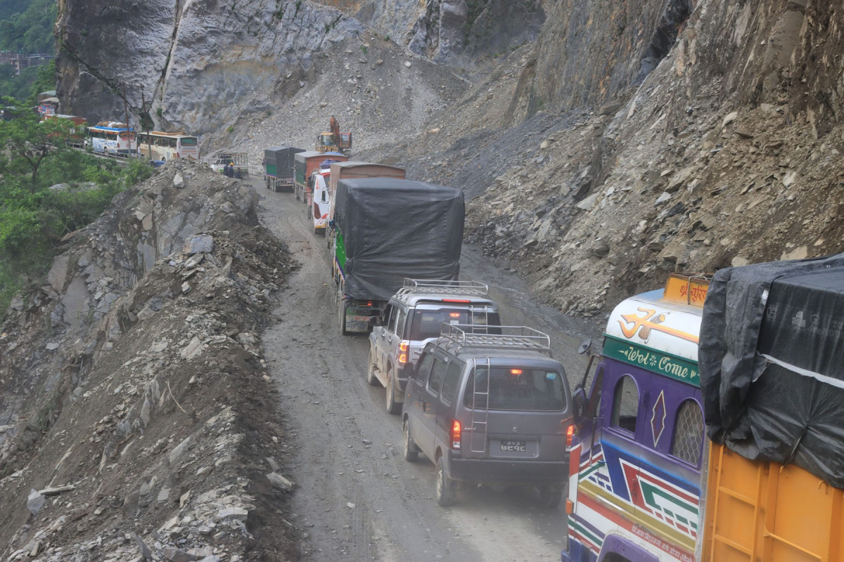 नारायणगढ–मुग्लिन सडक : नौ किलोमा सडक भासियो, एकतर्फी यातायात सञ्चालन