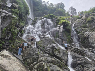 पर्यटकको रोजाइमा ‘तीनधारे झरना’