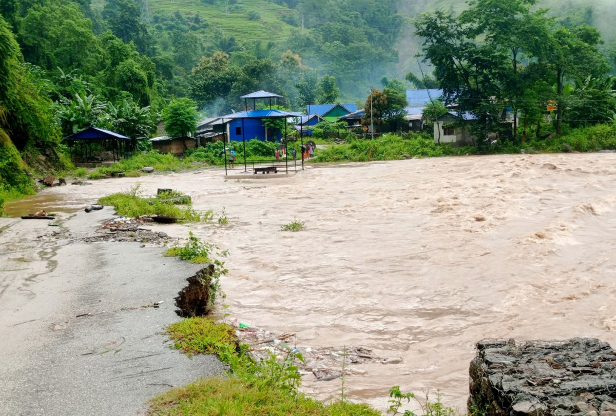 मकवानपुरको सिस्नेरीमा बाढीले ३० घर बगायो, खानीखेतका २८ घर डुबानमा