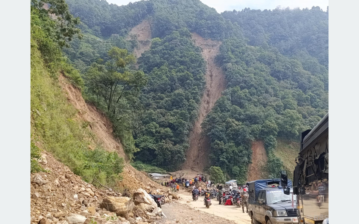 माथिल्लो सडकबाट खसेको पहिरो तल्लो सडकका सवारीसाधनमा खस्दा झ्याप्ले खोला दुर्घटना