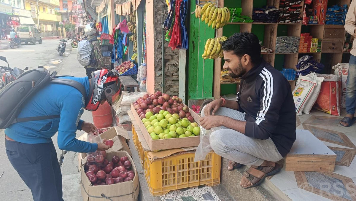 दसैँलाई कोसेली मुस्ताङी स्याउ