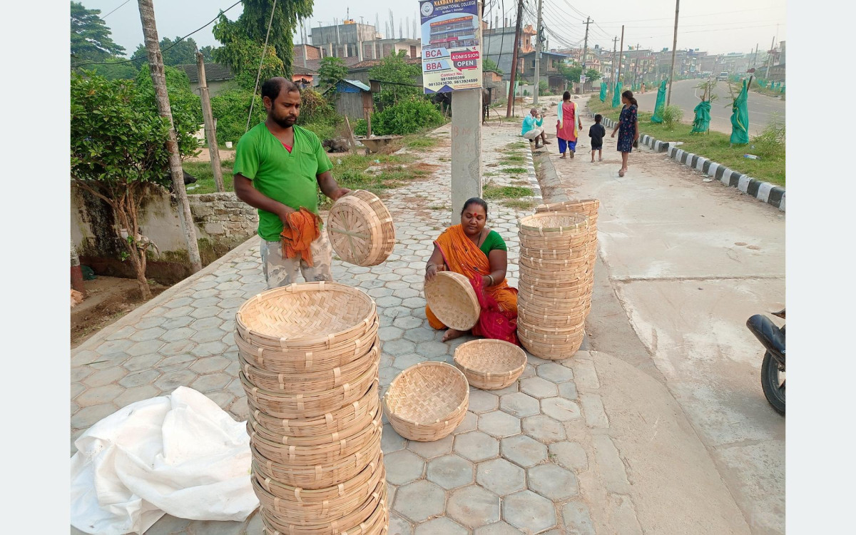 मिथिला क्षेत्रका डोम र बिन समुदायका मानिस चङेरा, ढकी, छिटी बनाउन व्यस्त