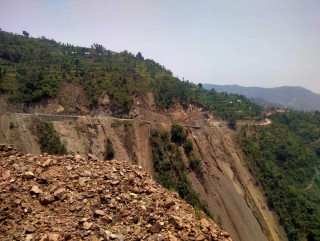 सालझण्डी ढोरपाटन सडक : १६ वर्षमा ३० प्रतिशत मात्रै काम,  ढोरपाटन जाने पर्यटकलाई  सास्ती