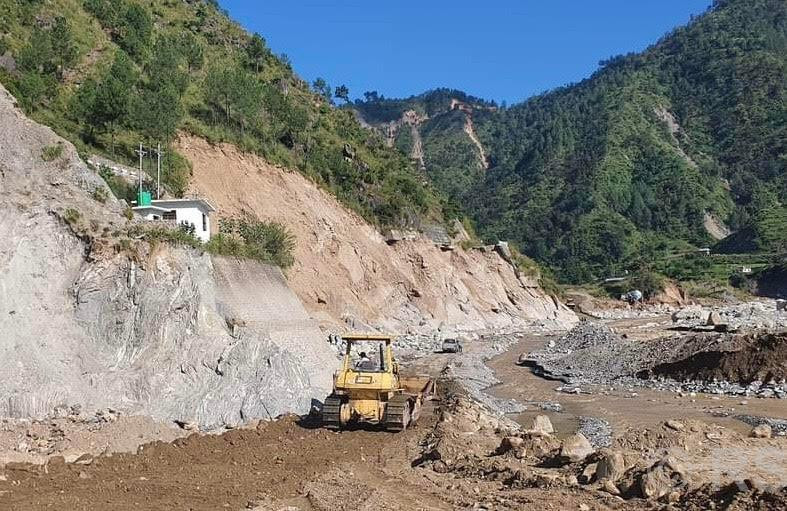 क्षतिग्रस्त विपी राजमार्ग पुनःनिर्माणबारे जाइकाद्वारा निरीक्षण