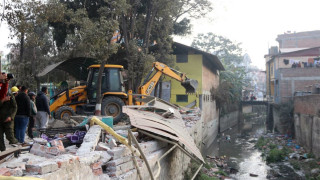 विष्णुमति करिडोरको टहरामा राखिएका ८२ पसल हटाइयो