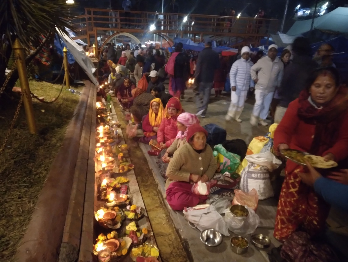 पशुपतिनाथ मन्दिर परिसरमा बत्ती बाल्दै भक्तजन