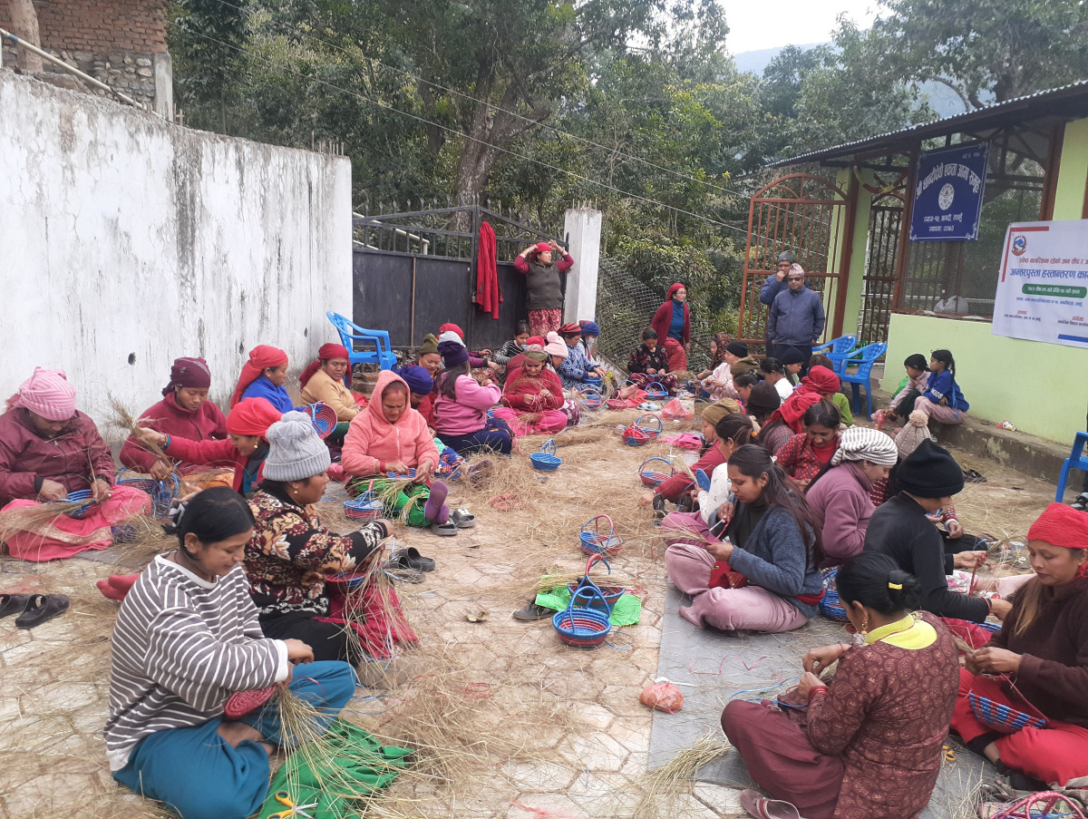 तनहुँका ५० जना महिलालाई ढकिया बुन्ने तालिम