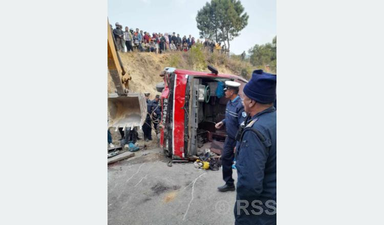 स्कुलबस दुर्घटना हुँदा तीन जनाको मृत्यु, ४० घाइते