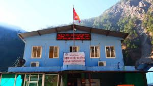 "सशस्त्र प्रहरीको टोलीद्वारा केरुङबाट ल्याइएका अवैध सामग्री भन्सार कार्यालयलाई हस्तान्तरण"